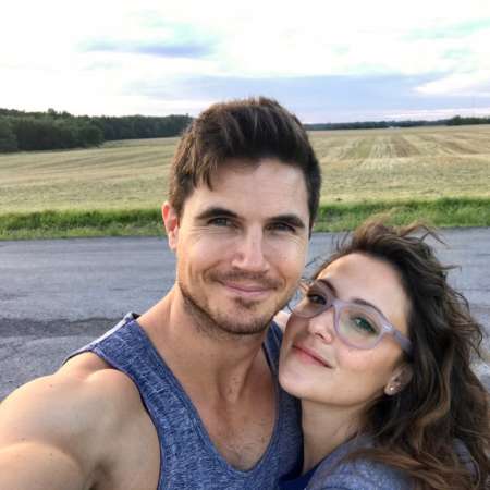 Robbie Amell wife 
